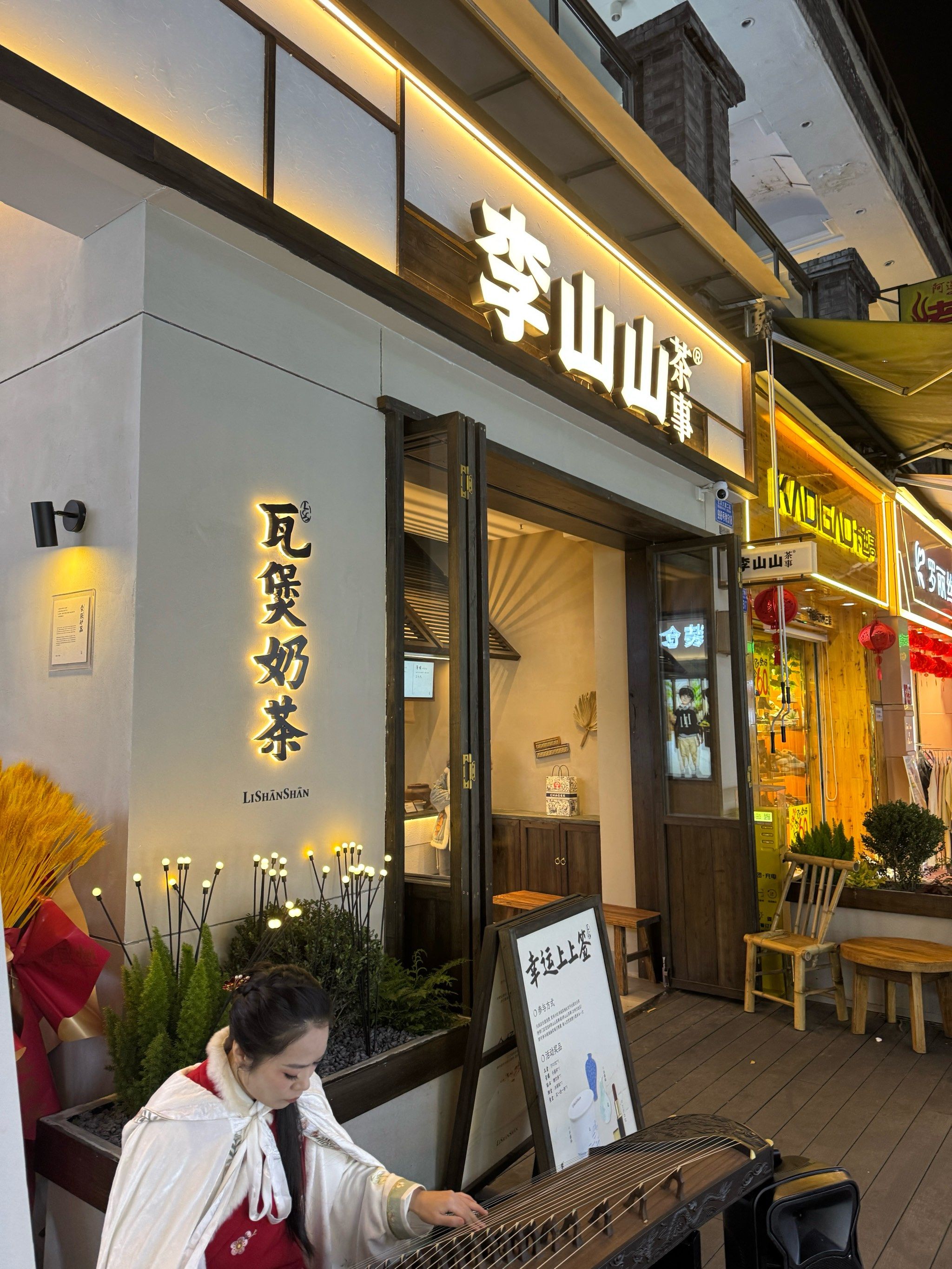 环境很不错,而且味道不错,还有活动可以参加,在万州也是首店,还是不错