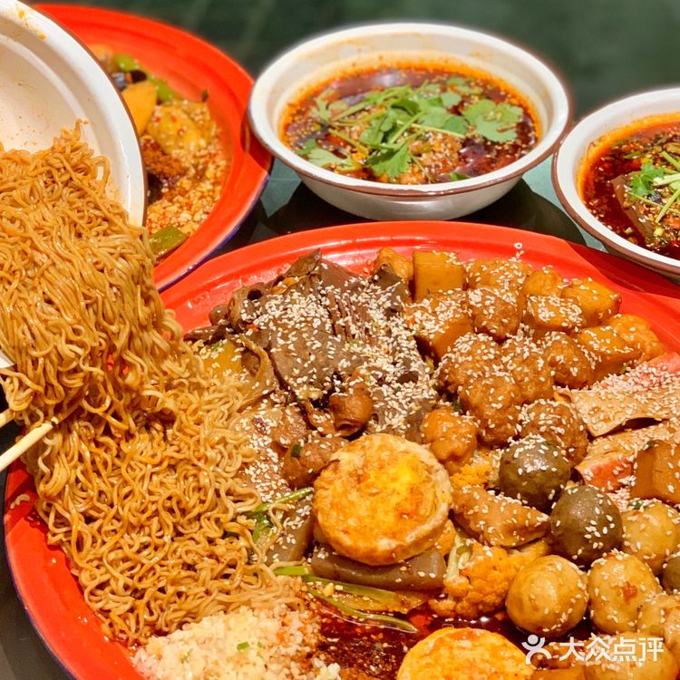 每次在小上刷到这种盘盘麻辣烫都要流口水 现在这个盘盘