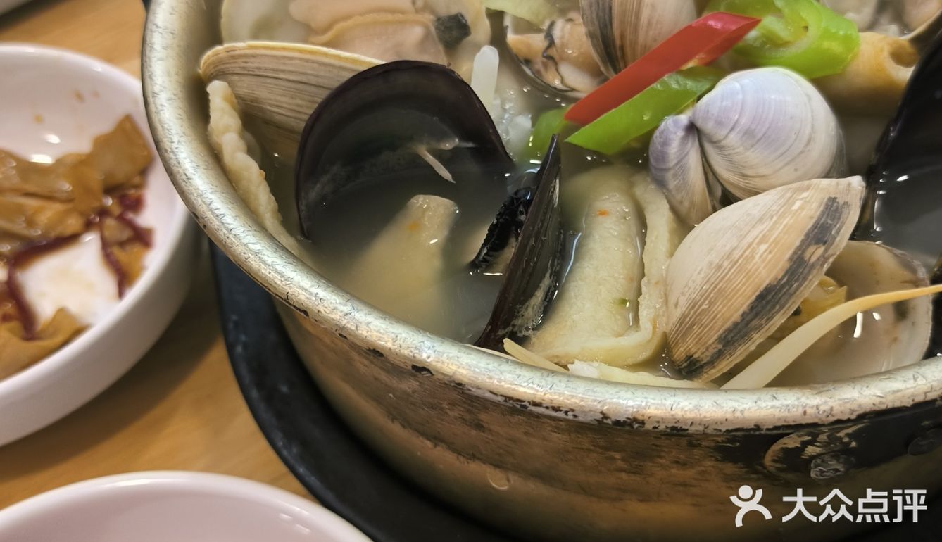 位子不多,可以提前电话预定。总体的食材都很新鲜的