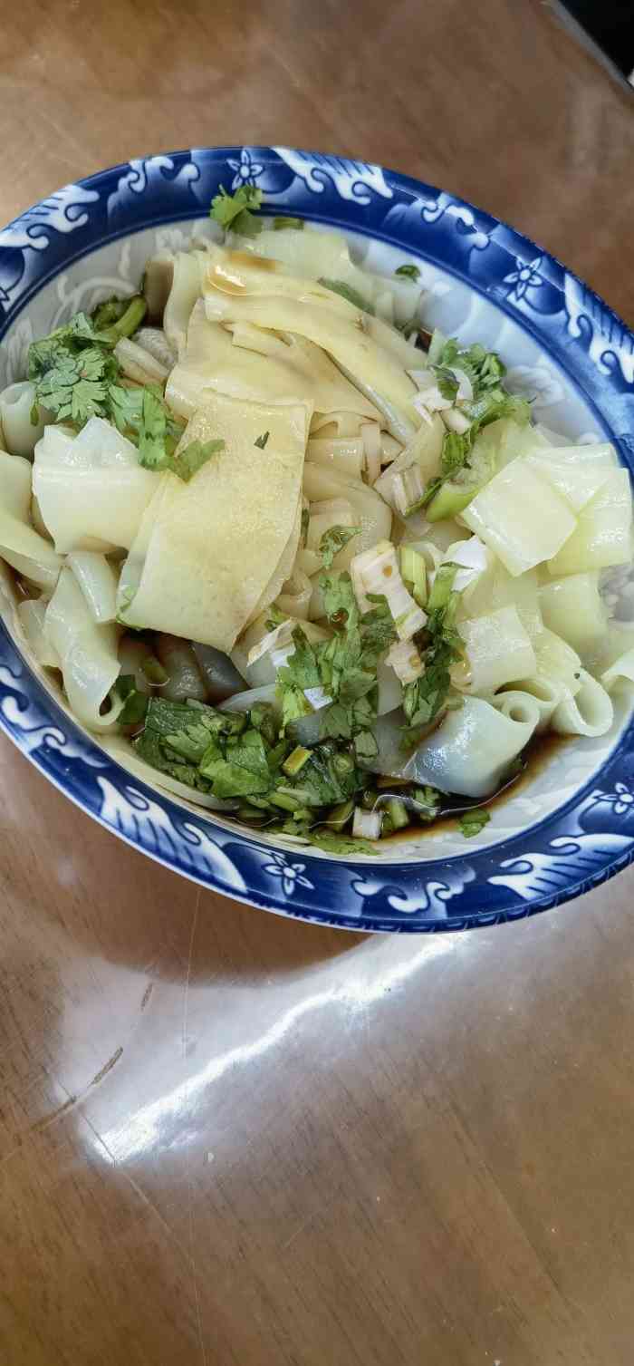 二女凉粉-"逛应县木塔之前顺便找来吃的 这是在山西的.