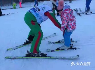 现在的小朋友滑雪技术超级棒的