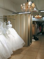 -月月婚纱礼服仓储店(王府井店)