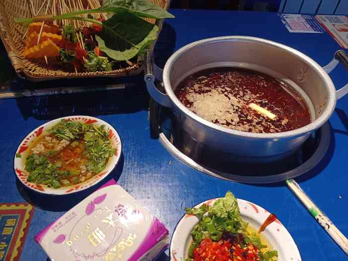 马路边边串串香(次渠店)-"商家服务特别热情而且菜品齐全,味道想当不.