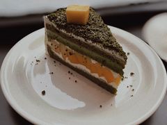黄桃抹茶奶酥奶油蛋糕-black rainbow coffee