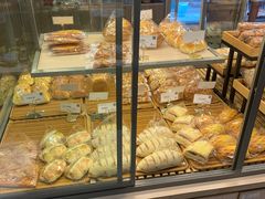 面包甜点陈列柜-顶东面包花园·生日蛋糕(世博店)