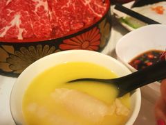 花胶鸡汤-鲜入围煮花胶鸡海鲜火锅