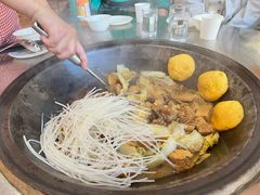 小鸡炖蘑菇-粘豆包柴火铁锅炖
