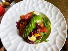 牛油果沙拉配油醋汁及烤核桃仁-恰餐厅及酒吧CHAR Bar & Grill(北京三里屯洲际店)