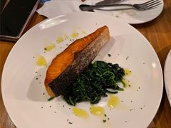 煎三文鱼配炒菠菜-La Tavernetta(Bar à Vin)(乌鲁木齐路店)