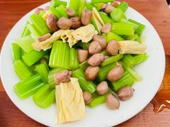 芹菜腐竹-宝瑞门钉肉饼店
