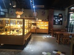 面包甜点陈列柜-啊噗吐呦现场烘焙(麦凯乐店)