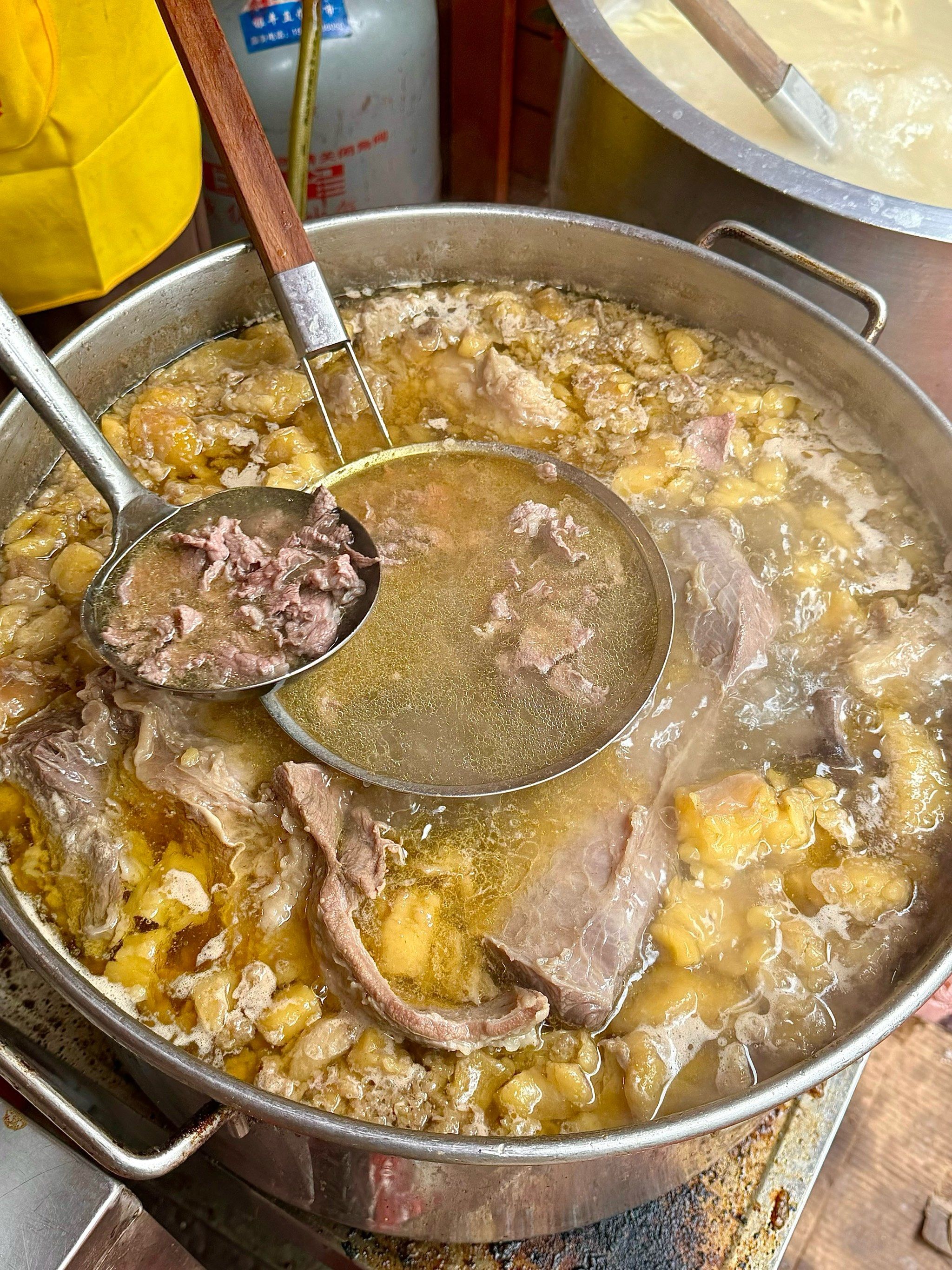 实在太好吃了

🥘门口就是一大锅炖的软烂的牛扒呼 飘着肉香