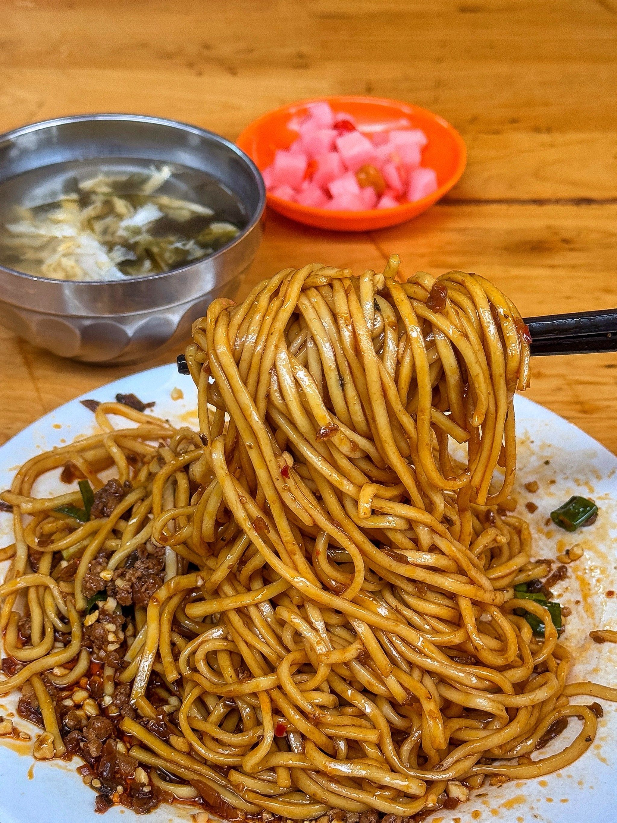 谁懂啊‼️在春熙路吃到一口地道宜宾燃面!