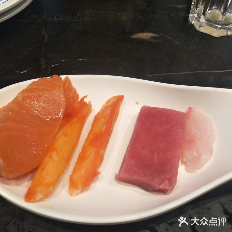 有生肉，有水果，有饮料，分别分区