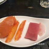 有生肉，有水果，有饮料，分别分区