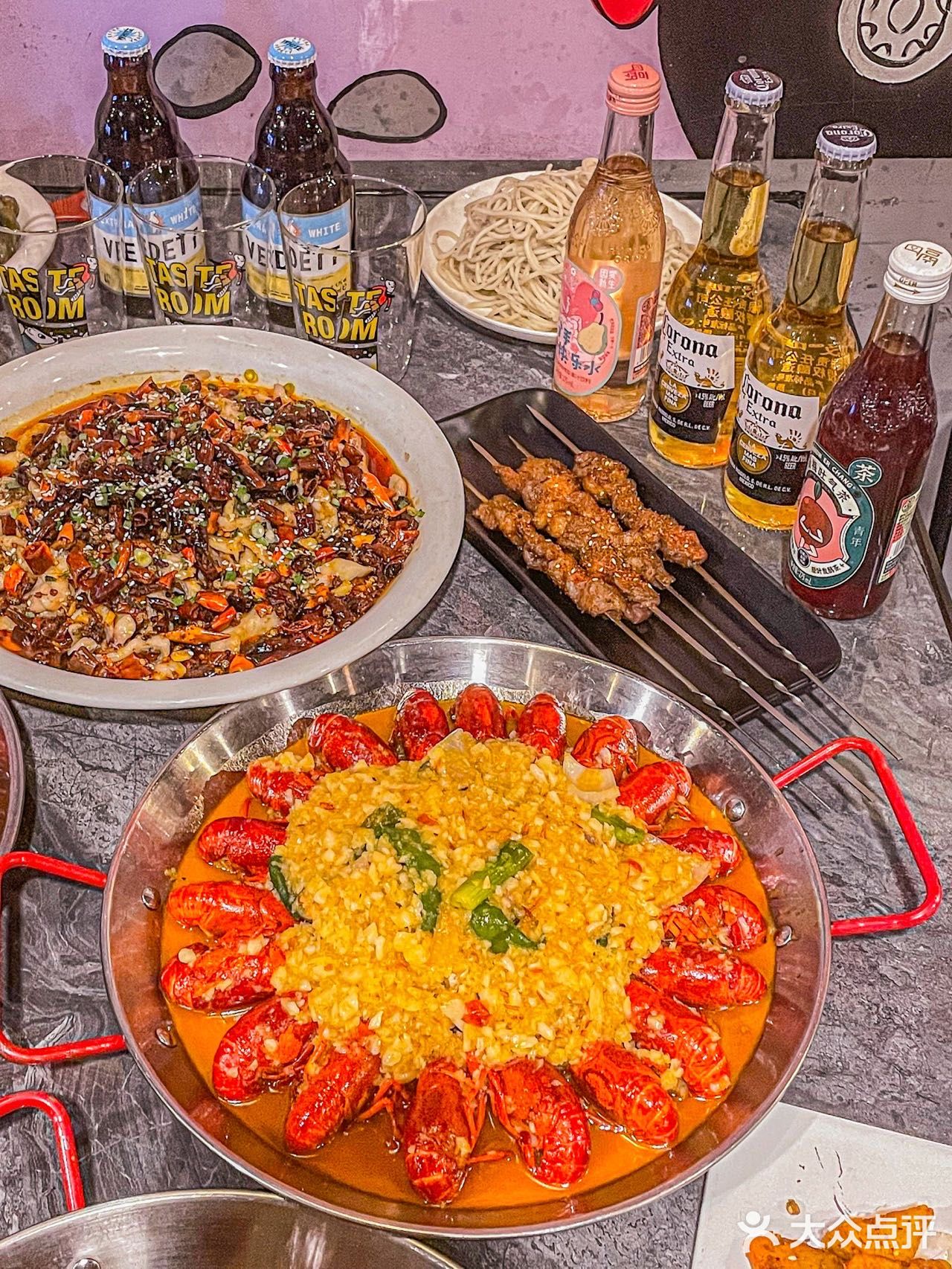 南京探店丨有剥虾师的龙虾店，你见过吗！