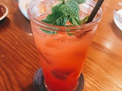 草莓冰茶-ROAST coffee & eatery
