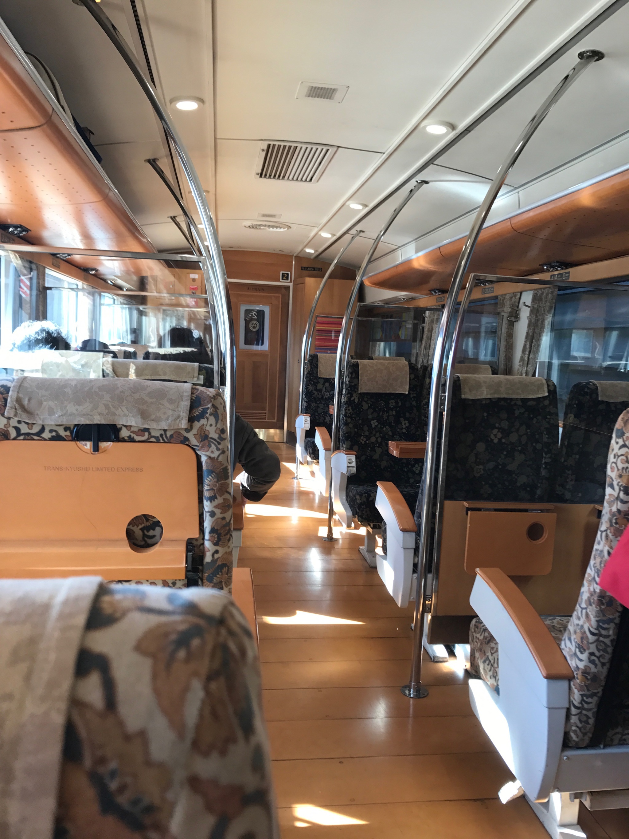 需要提前预约的专列,在买票的地方提前预约