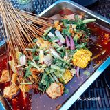 还等啥呢？城墙下的方盘油卤串串，好香哟