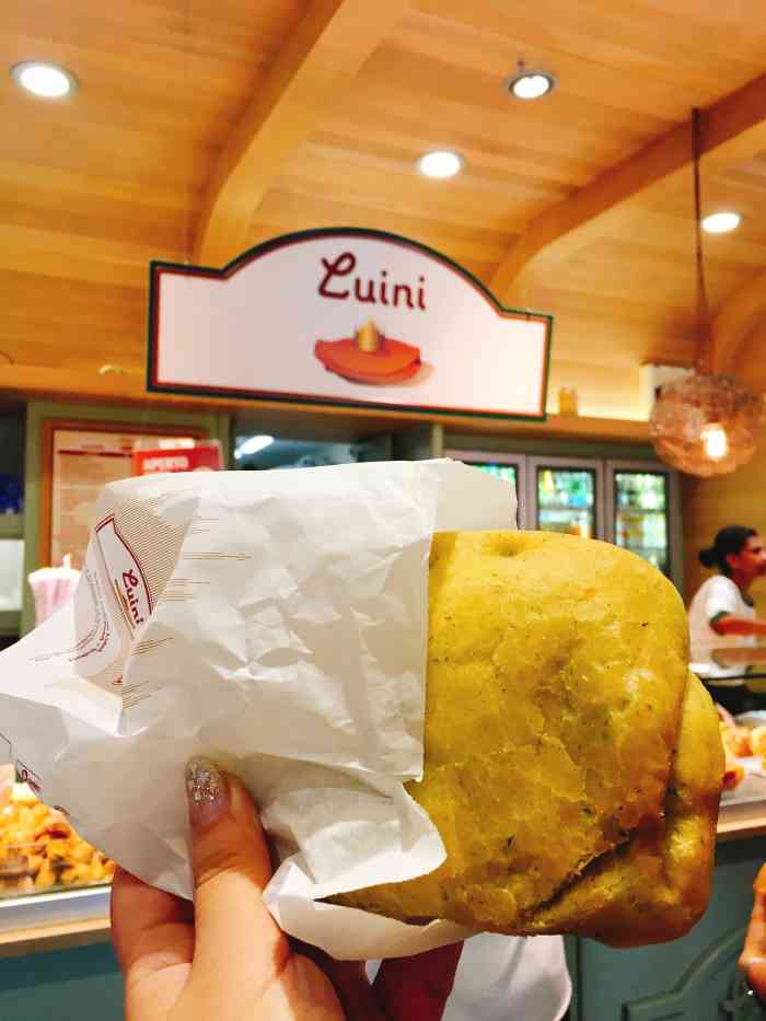 luini panzerotti-"带芝士的2.4欧一个好像,里面是番茄和马.