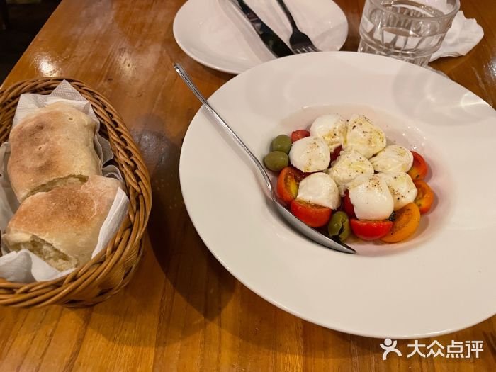 La Vite意大利餐厅酒馆(乌鲁木齐店)番茄水牛奶醋色拉图片