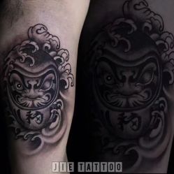 中文名：达摩 外文名：Damour 所属品种：吉祥物 作用：祈福、许愿 纹身师：杰Tattoo刺青主理人 TianJinChina.中国天津-杰TATTOO刺青
