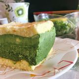 奶酥的抹茶味会比面包里的重，颜色也更深