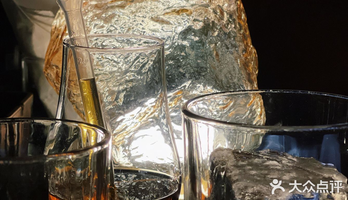 广州探店丨置身在宇宙中的太空威士忌吧🥃