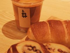 红豆碱水面包-天井·丑面包搭咖啡