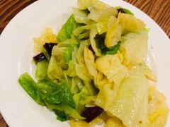 炝拌圆白菜-清真吴记门钉肉饼·喜多利