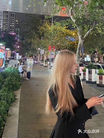 发尾一节有染过黑，漂完还有色素沉淀，使用对冲原理