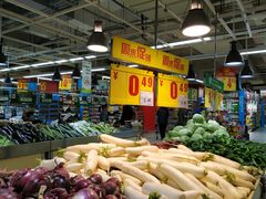 。蔬菜水果区品种繁多，新鲜，价格便宜。-家乐福(八宝街店)