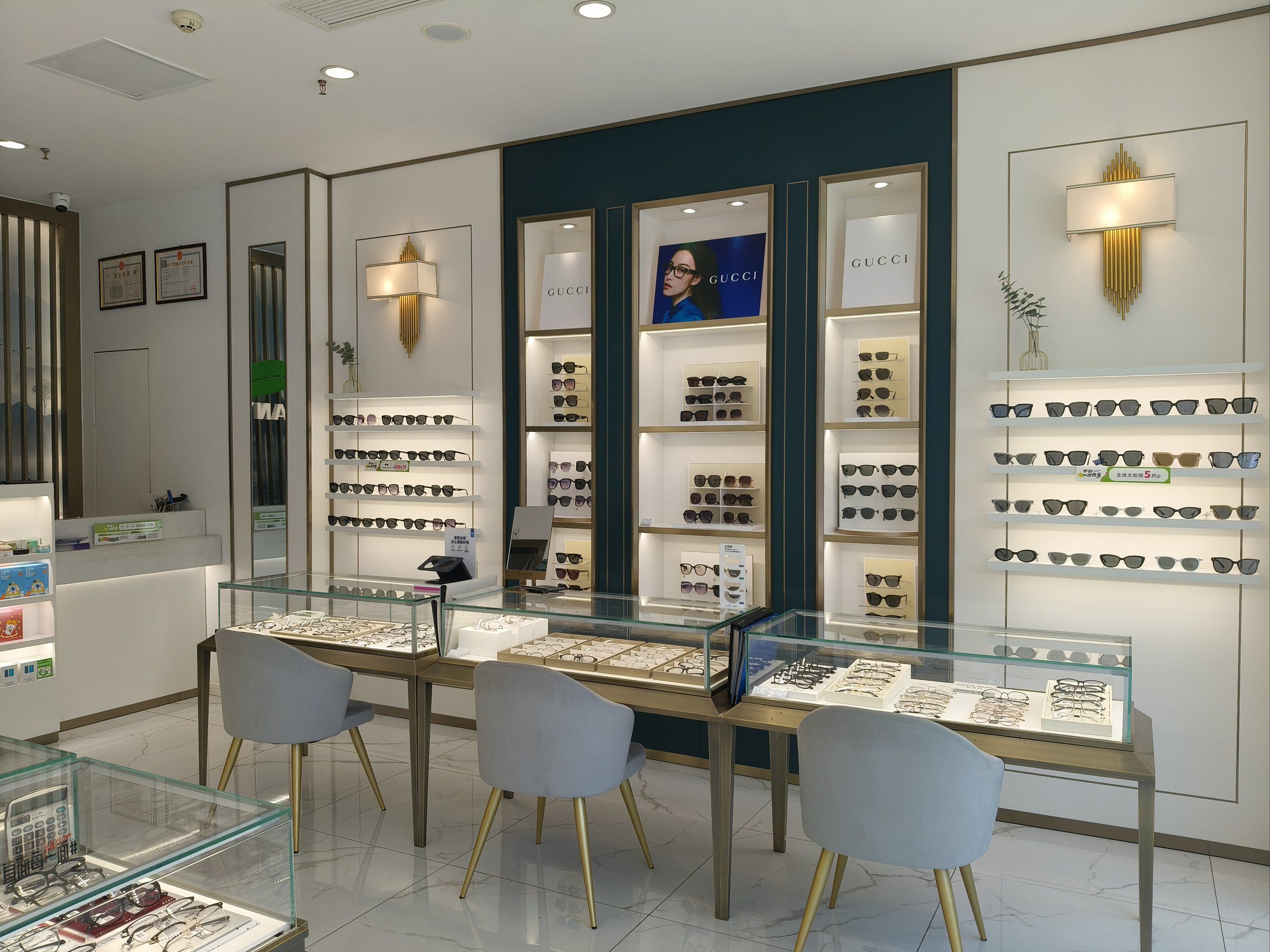 千叶眼镜不亏是老牌子,这里的镜框一看就比较有品质