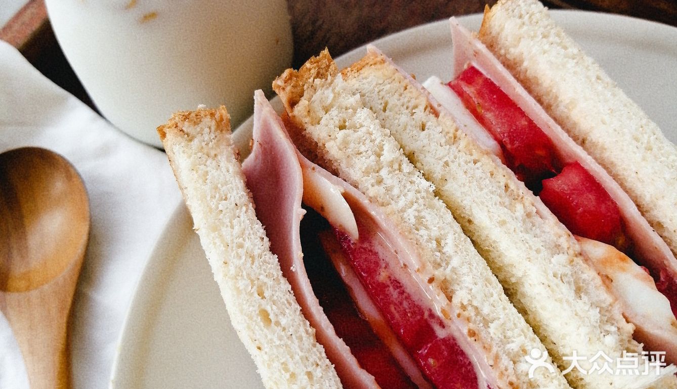 鸡蛋火腿番茄三明治—橙色的初夏早餐