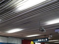 等位区-麦当劳(中山公园龙之梦店)