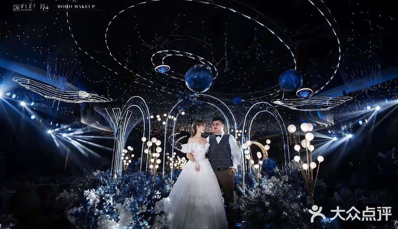 夜光婚纱在暗场婚礼真的绝绝子  