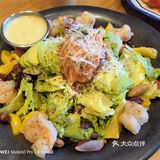 金鼎店没有巴西莓碗，沙拉里最出彩的是烤土豆