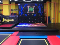 -爱蹦iBOON蹦床运动馆(江汉店)