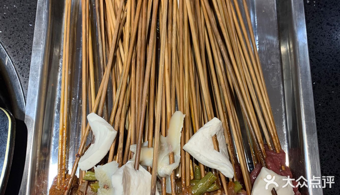 番茄锅味道很浓郁，辣锅越煮越辣