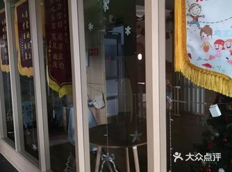 地址在黄金城道 在宋园路地铁口出来，走路10分钟不到