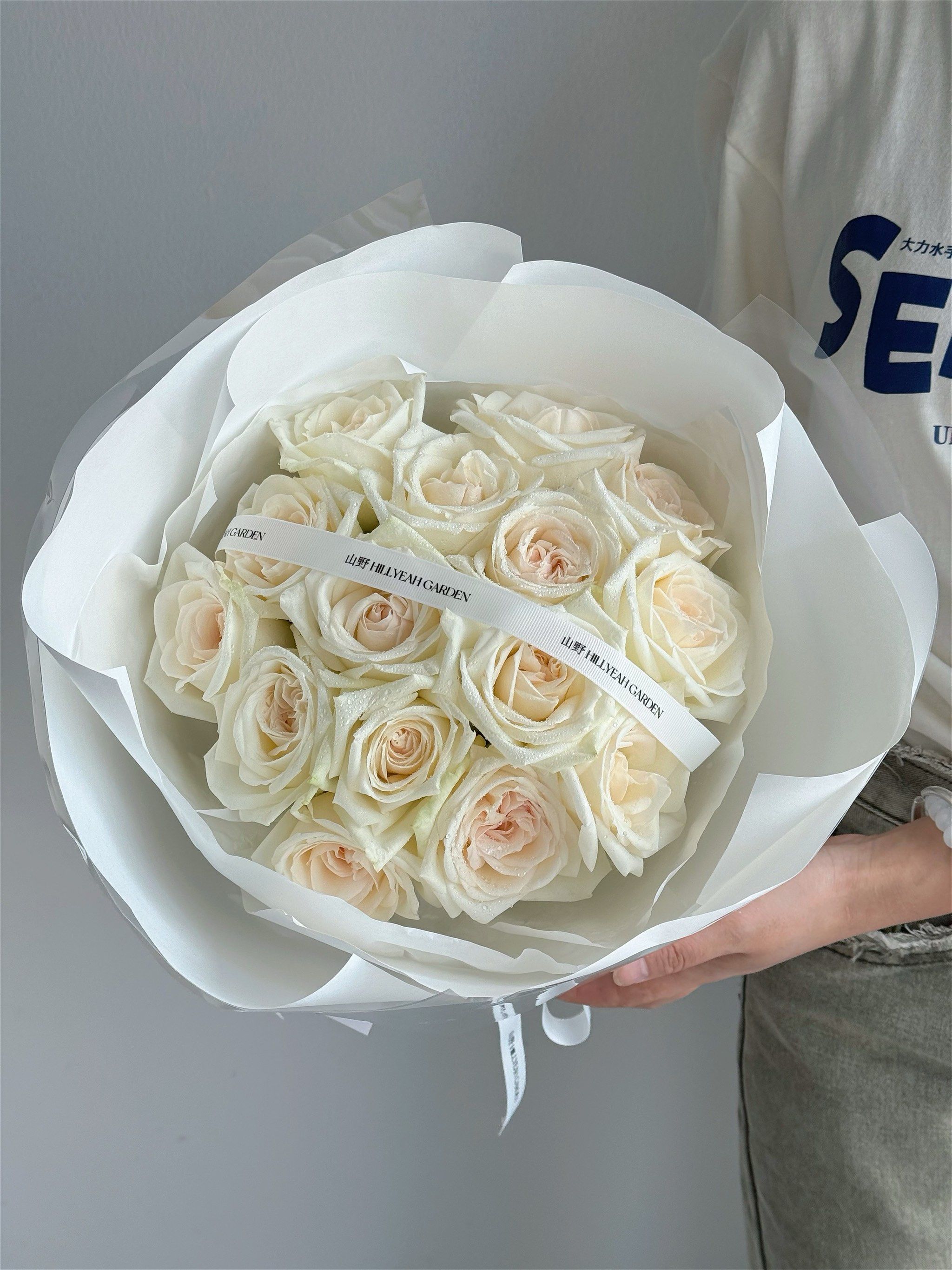 奶呼呼的白荔枝玫瑰花束