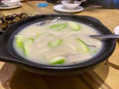 上汤丝瓜杂菌煲-渔太泰漓江小馆·广西融合菜(西街店)