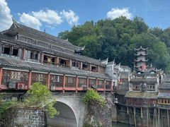 -临江餐馆二楼美食部落