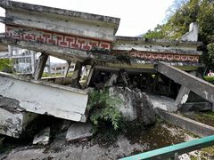 -四川汶川特大地震漩口中学遗址