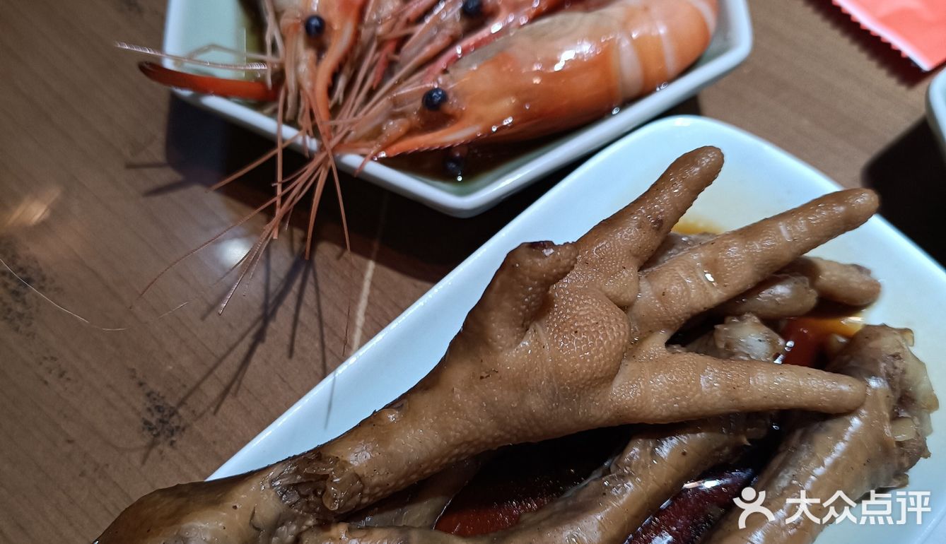 服务帮，店内环境优雅，味道不错的一家蟹黄拌面店