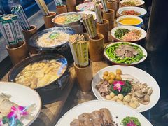 -帅巴人舅母子腊蹄民俗村