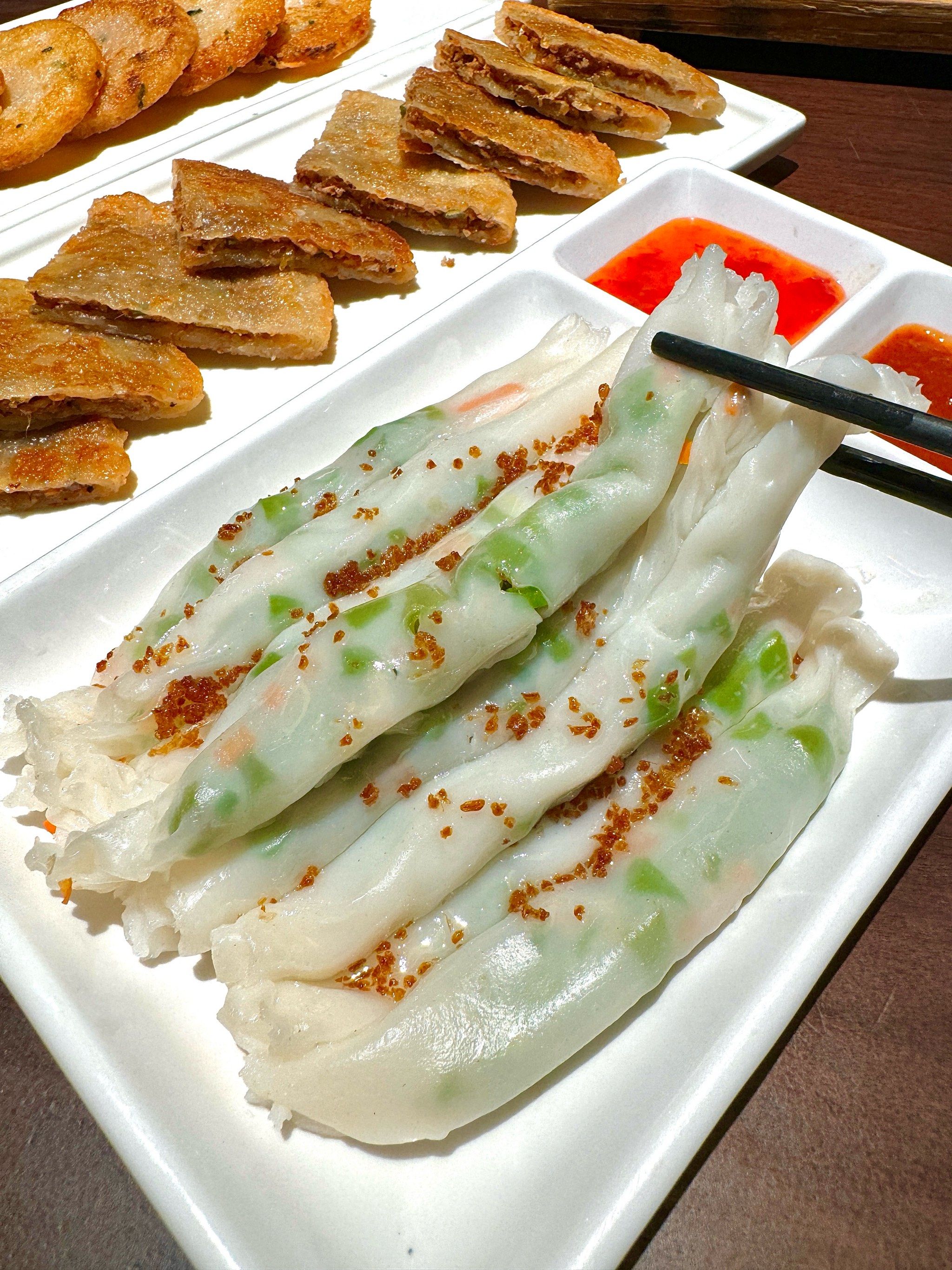 簸箕粄
有点像广东肠粉 里面包着豆角肉沫
蘸上甜辣酱还挺好吃