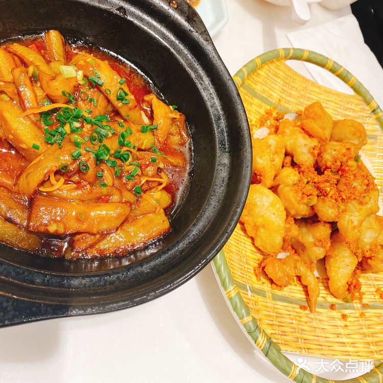 门口的招牌鸭让人非常有食欲，点了鲜肉糯米烧卖