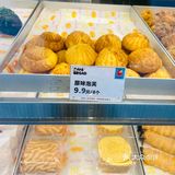 忍不住开始挑选,他们家的黄油年糕和蛋挞都是主打哦