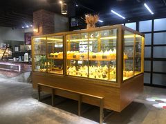 面包甜点陈列柜-啊噗吐呦现场烘焙(麦凯乐店)